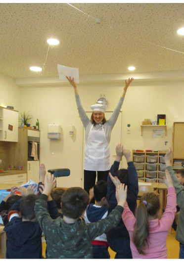 Svetlana mit Kindern. Ernährungswoche in der Kita