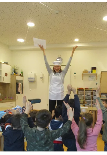 Svetlana mit Kindern. Ernährungswoche in der Kita